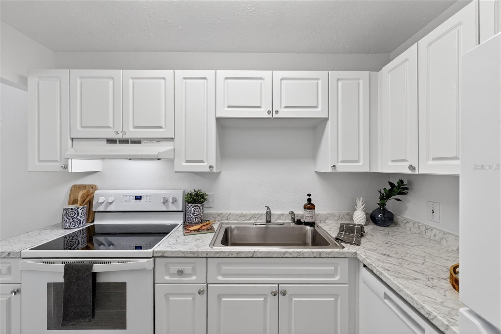 WHISPERING OAKS - Residential