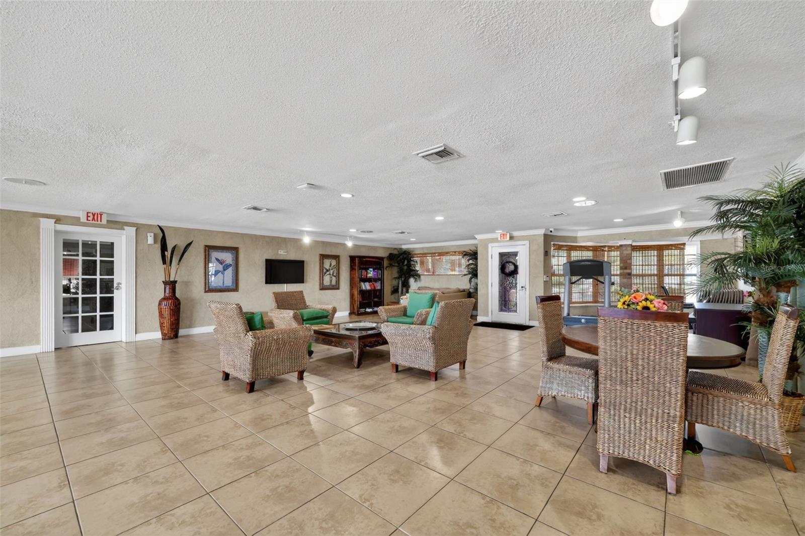 WHISPERING OAKS - Residential
