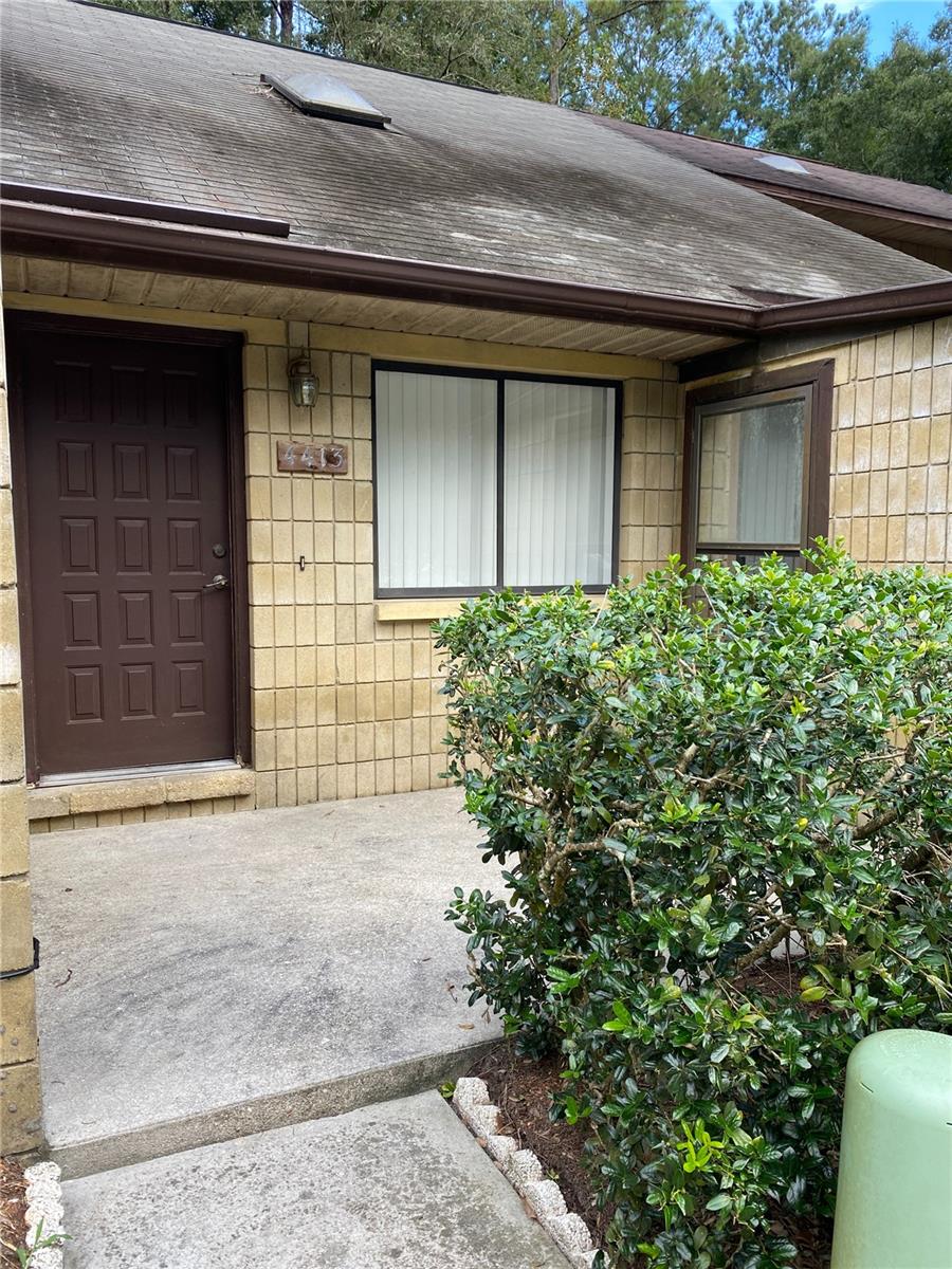 Well-maintained 2-bedroom, 2-bathroom townhome located in Green Leaf community. This home features a split layout with one bedroom and bathroom upstairs— with sliding glass doors that open to a private balcony—and one bedroom and bathroom downstairs. Enjoy tile and laminate flooring throughout , a spacious living room with vaulted ceilings, and a fenced-in backyard. The large utility room includes a washer and dryer for added convenience. Located within walking distance to Veterans Memorial Park. One pet under 30 lbs allowed; any other pets will need to be approved by the owner
Available : NOW
**Residents are enrolled in the Resident Benefits Package (RBP) for $39.95/month which includes renters insurance, HVAC air filter delivery (for applicable properties), credit building to help boost your credit score with timely rent payments, $1M Identity Protection, move-in concierge service making utility connection and home service setup a breeze during your move-in, our best-in-class resident rewards program, and much more! More details upon application. **