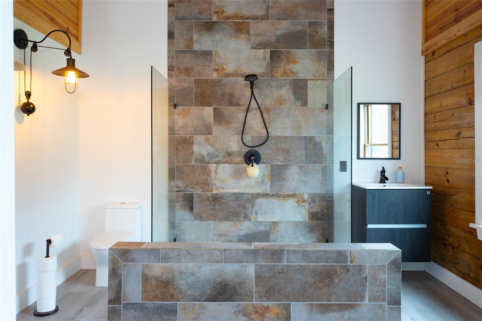 1170 - SEVILLE AREA W OF RAILROAD - Residential