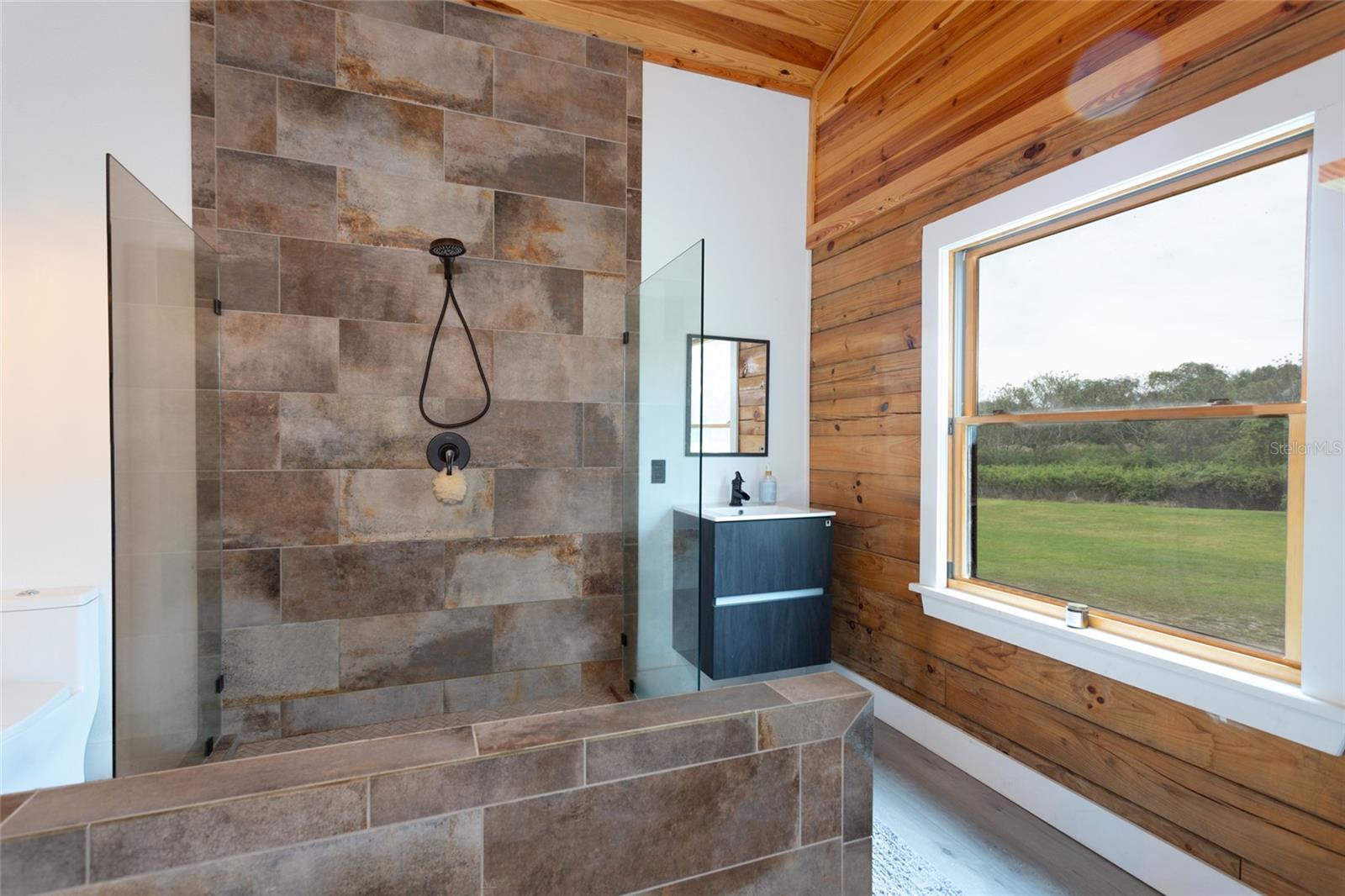 1170 - SEVILLE AREA W OF RAILROAD - Residential