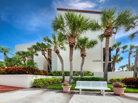 A home in LONGBOAT KEY