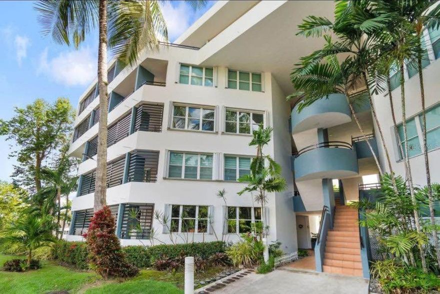 Beautiful Apartment in Jardines de Montehiedra
Located in one of the most exclusive communities, this elegant first-floor apartment features 2 bedrooms and 2.5 bathrooms, with a spacious living room, dining area, and kitchen. Enjoy a comfortable and secure environment with an excellent location near shopping centers, schools, and main highways. Perfect for those seeking comfort and style in a peaceful setting. Don’t miss this opportunity!