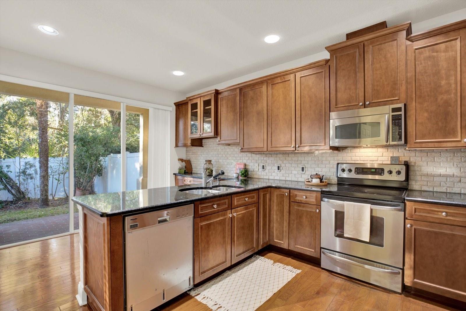 LAKESIDE TWNHMS - Residential