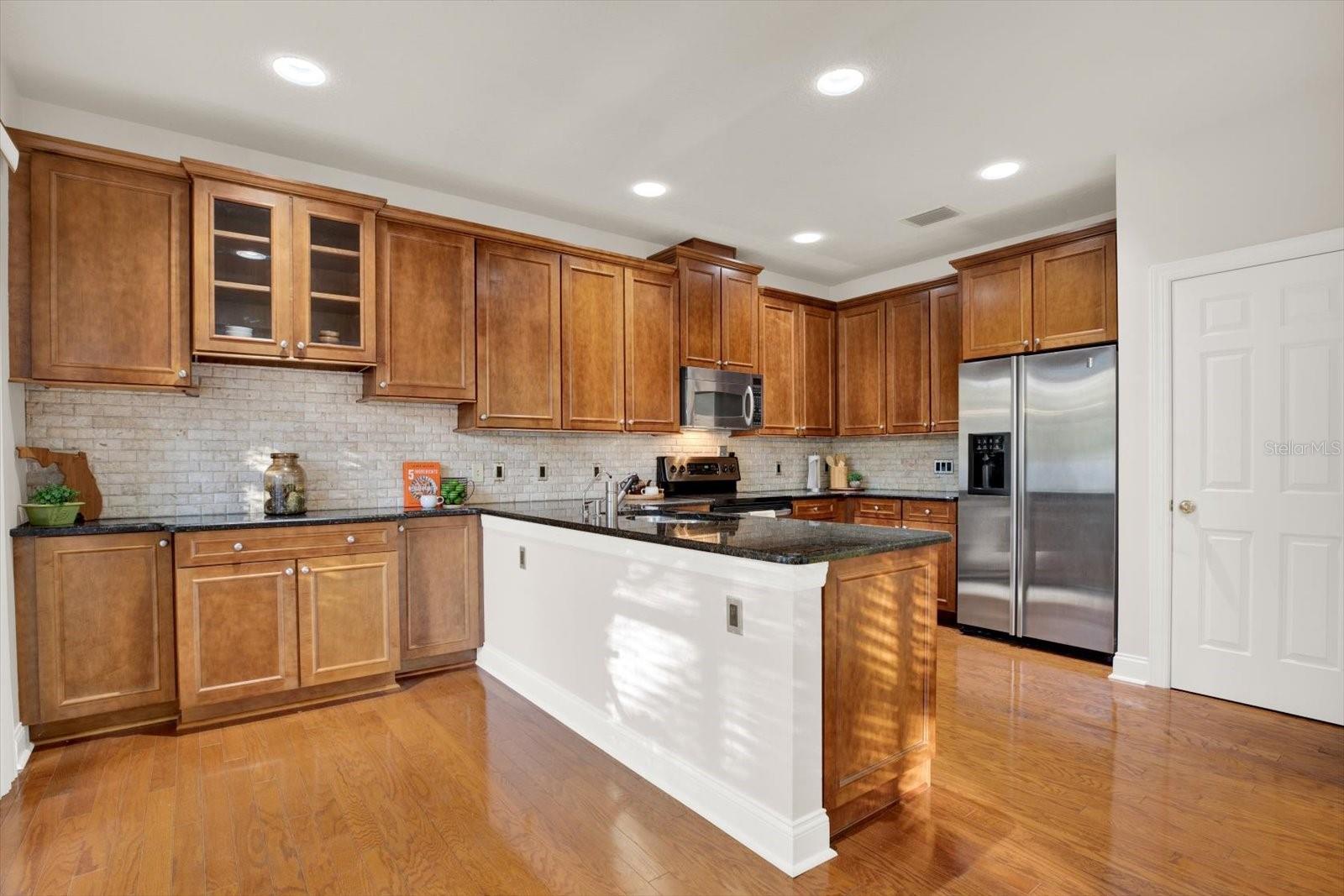 LAKESIDE TWNHMS - Residential