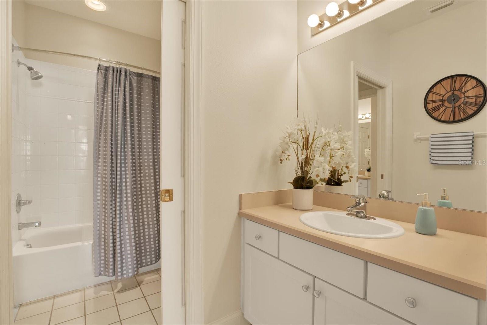 LAKESIDE TWNHMS - Residential