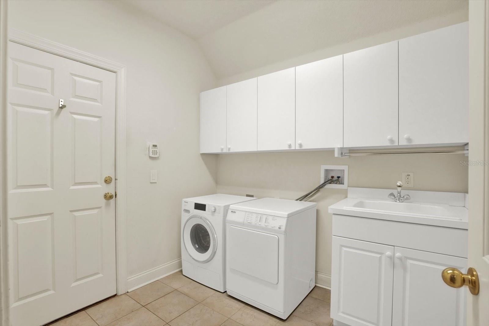 LAKESIDE TWNHMS - Residential