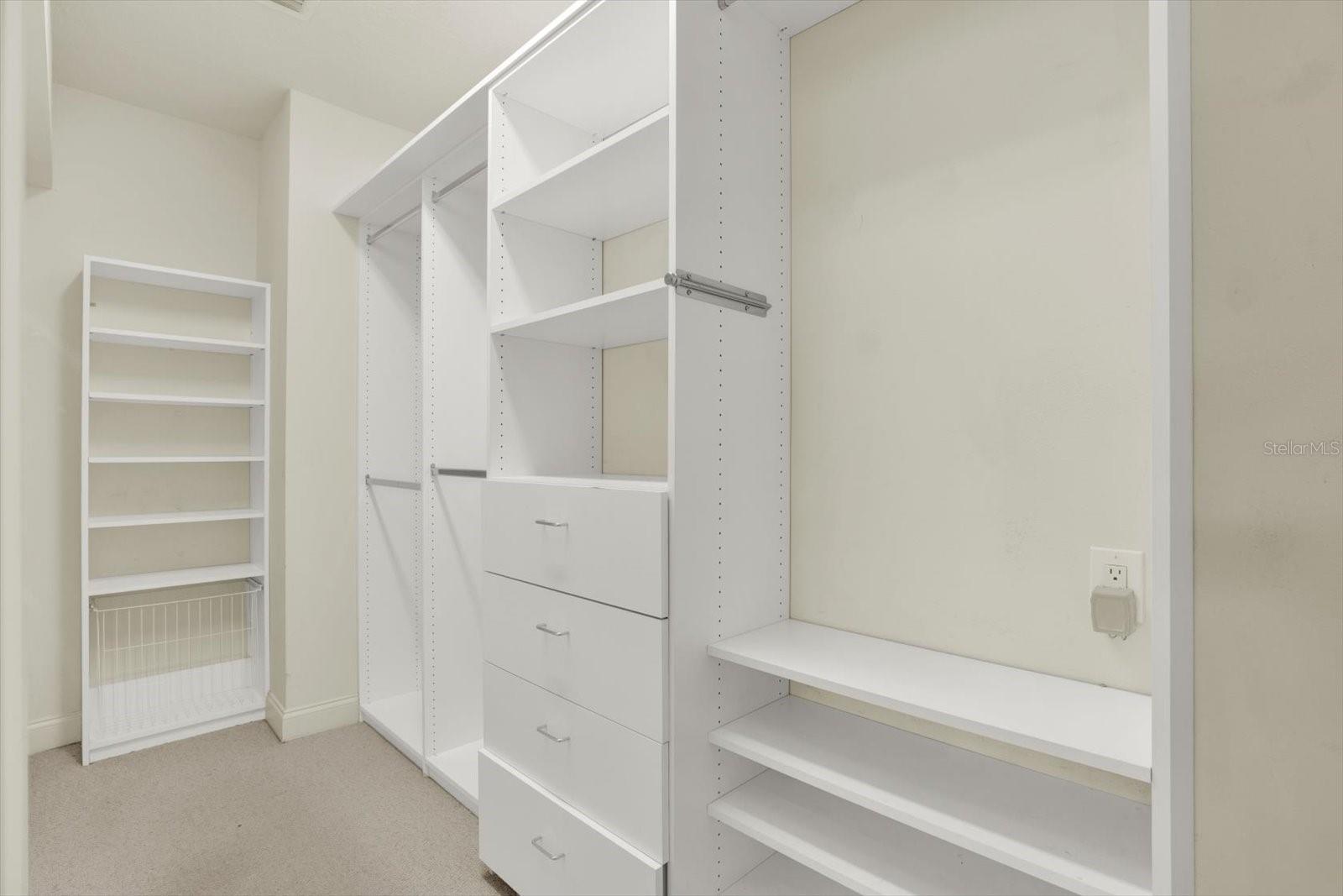 LAKESIDE TWNHMS - Residential