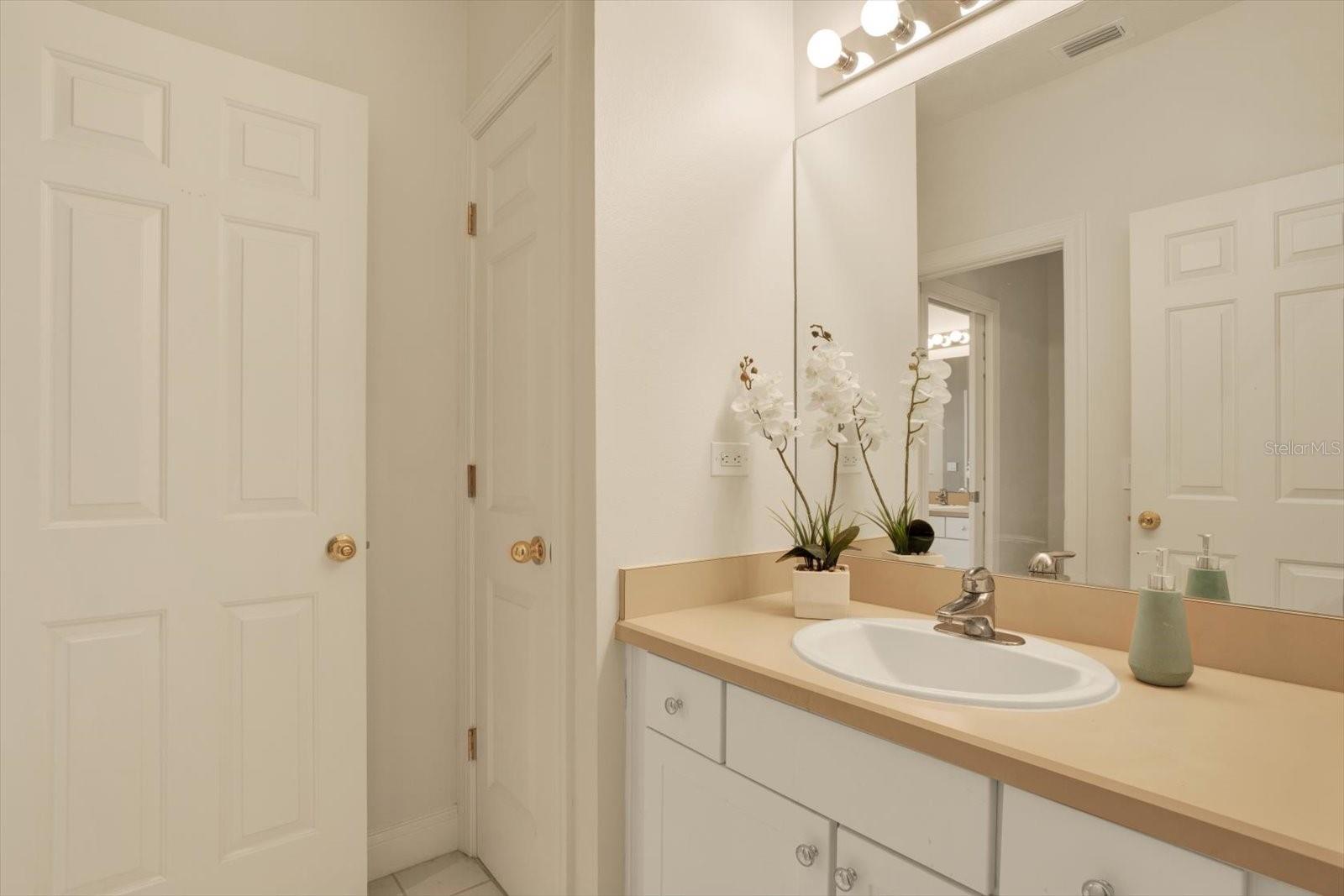 LAKESIDE TWNHMS - Residential