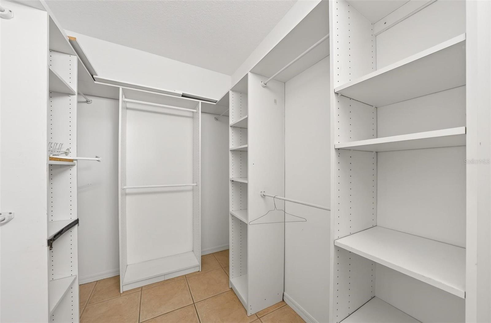 MOUNT DORA COUNTRY CLUB MOUNT DORA PH 02-2 - Residential Lease