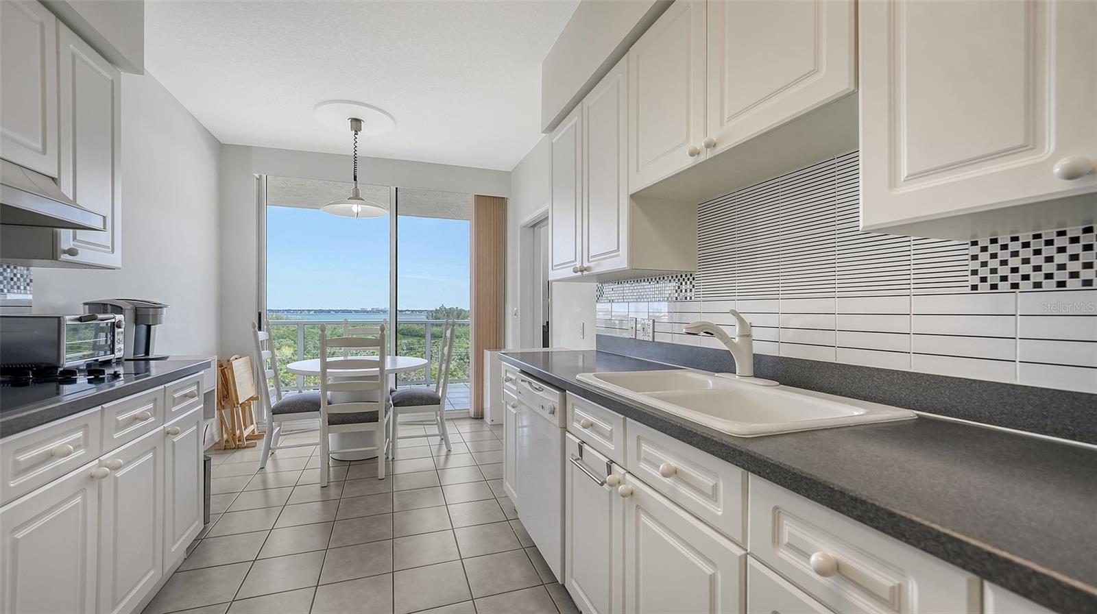 L ELEGANCE ON LIDO BEACH - Residential