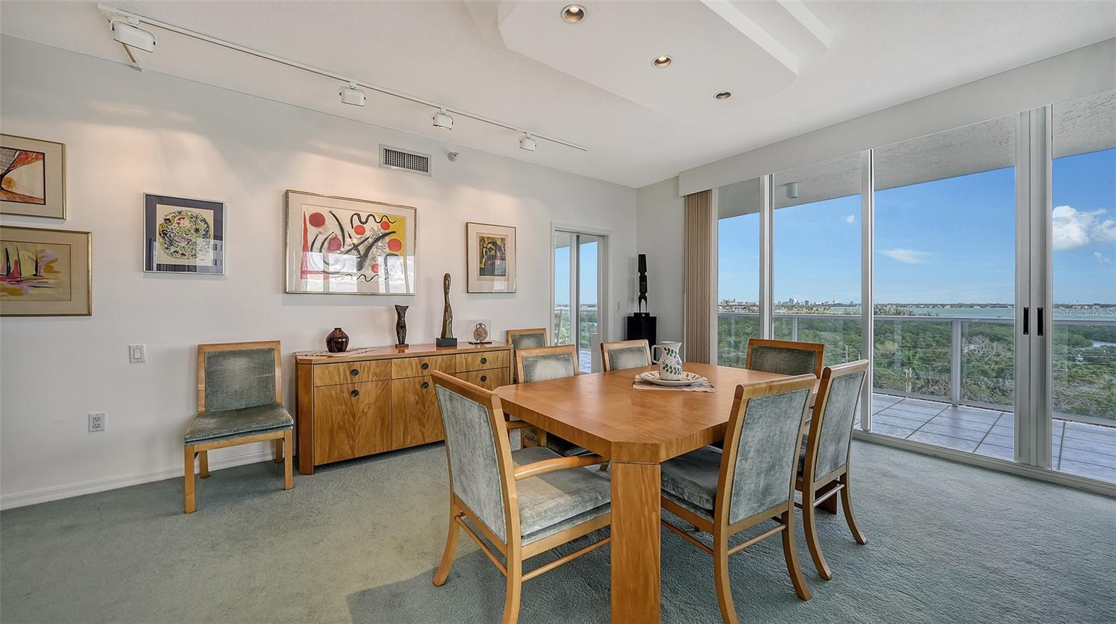 L ELEGANCE ON LIDO BEACH - Residential