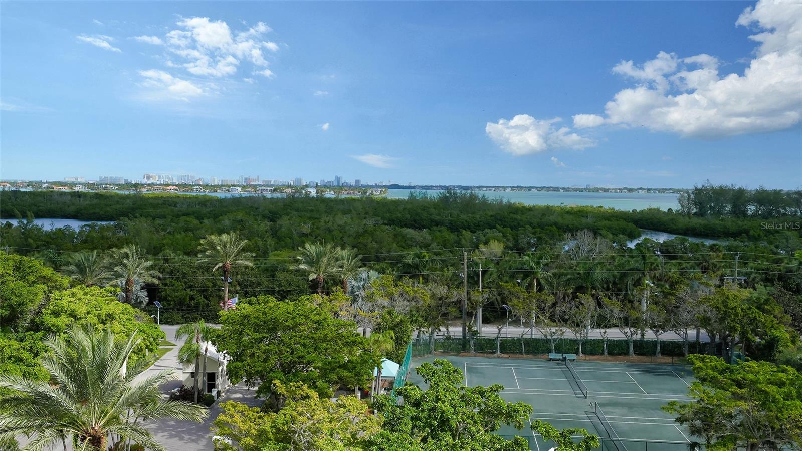 L ELEGANCE ON LIDO BEACH - Residential