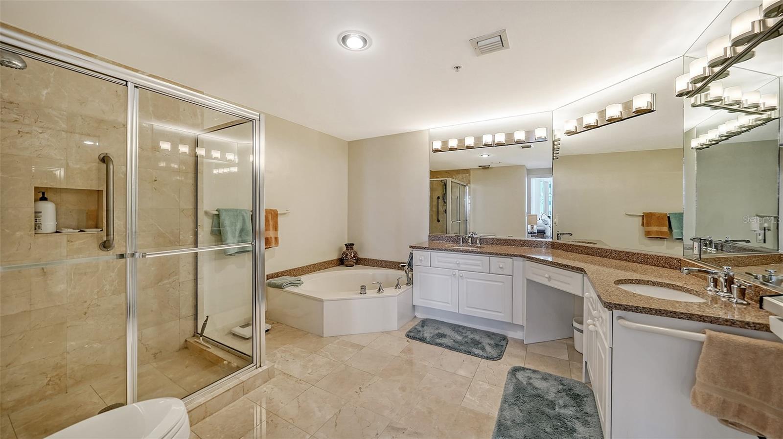L ELEGANCE ON LIDO BEACH - Residential