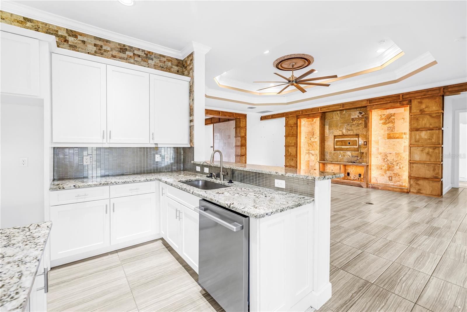 VALENCIA LAKES - Residential