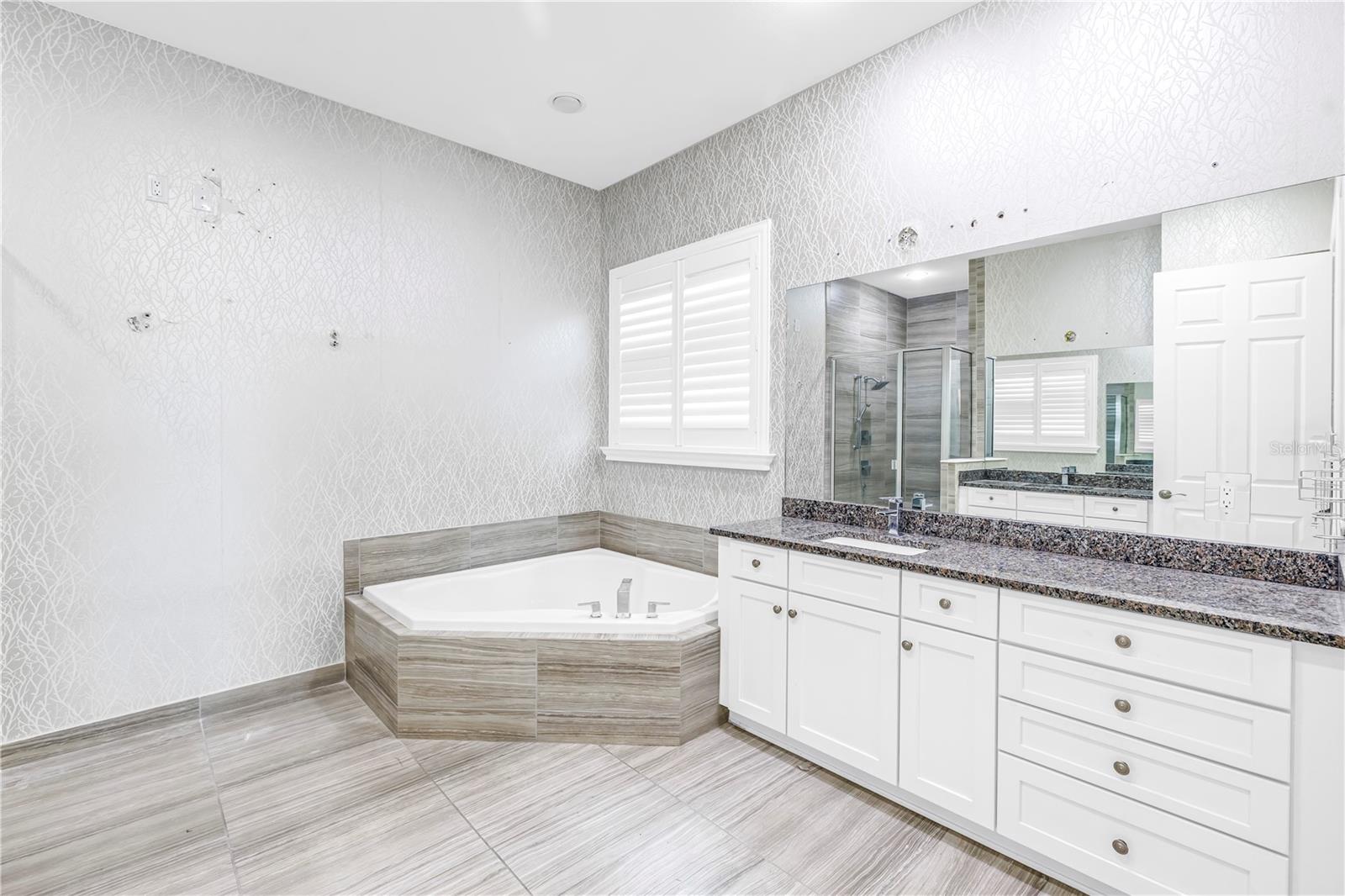 VALENCIA LAKES - Residential