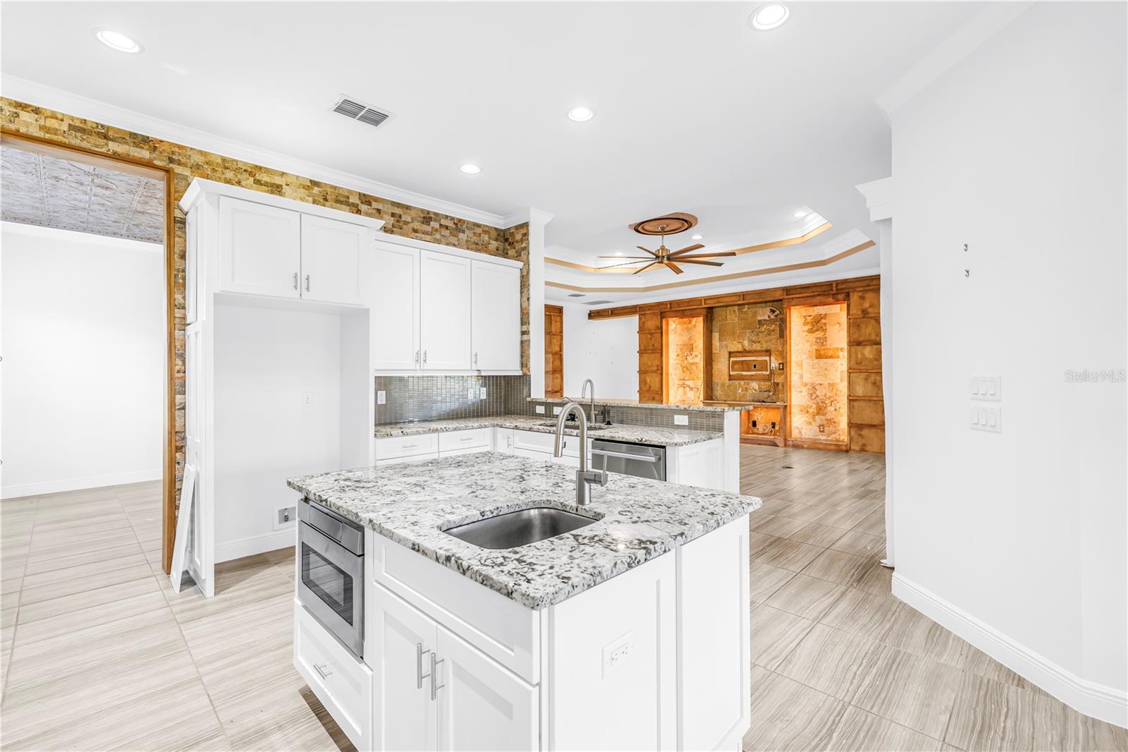 VALENCIA LAKES - Residential