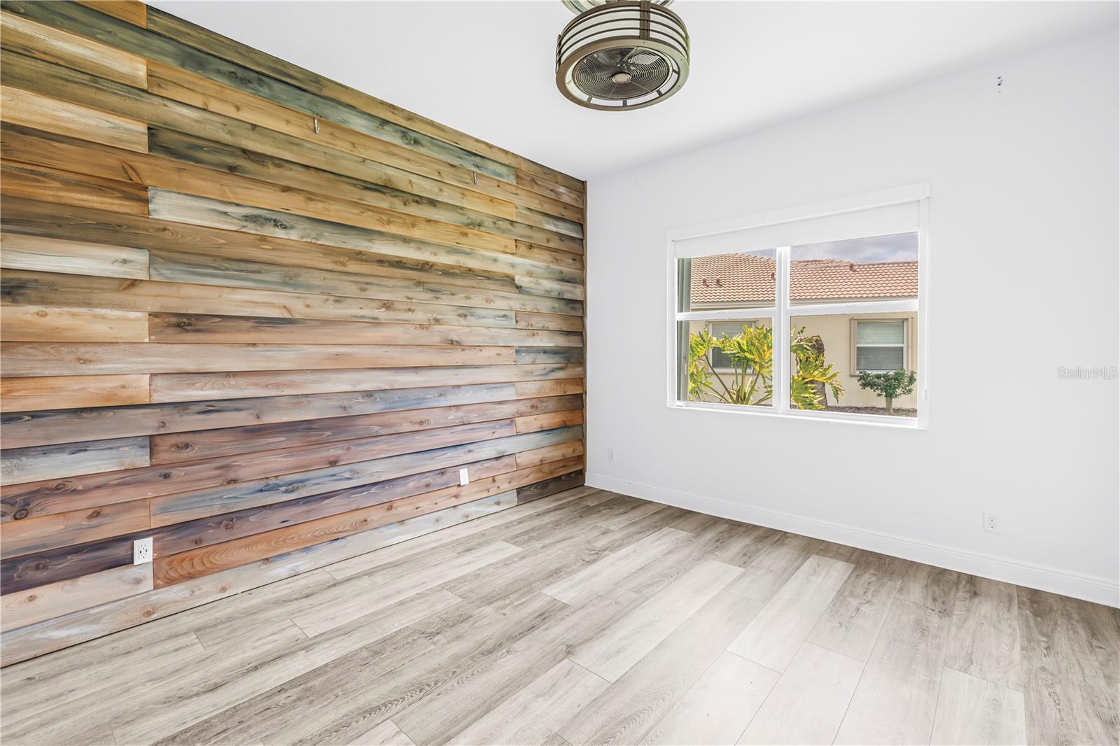 VALENCIA LAKES - Residential