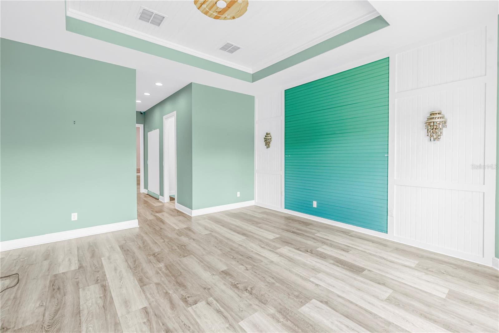 VALENCIA LAKES - Residential