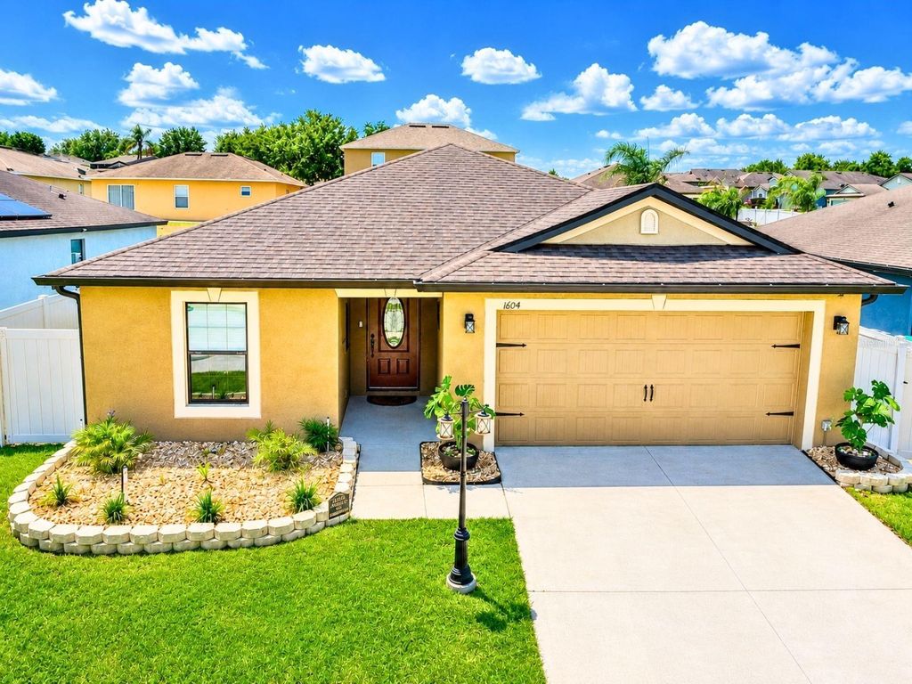Photo of 1604 Ellington Drive, Dundee, FL 33838 (MLS # V4948976)