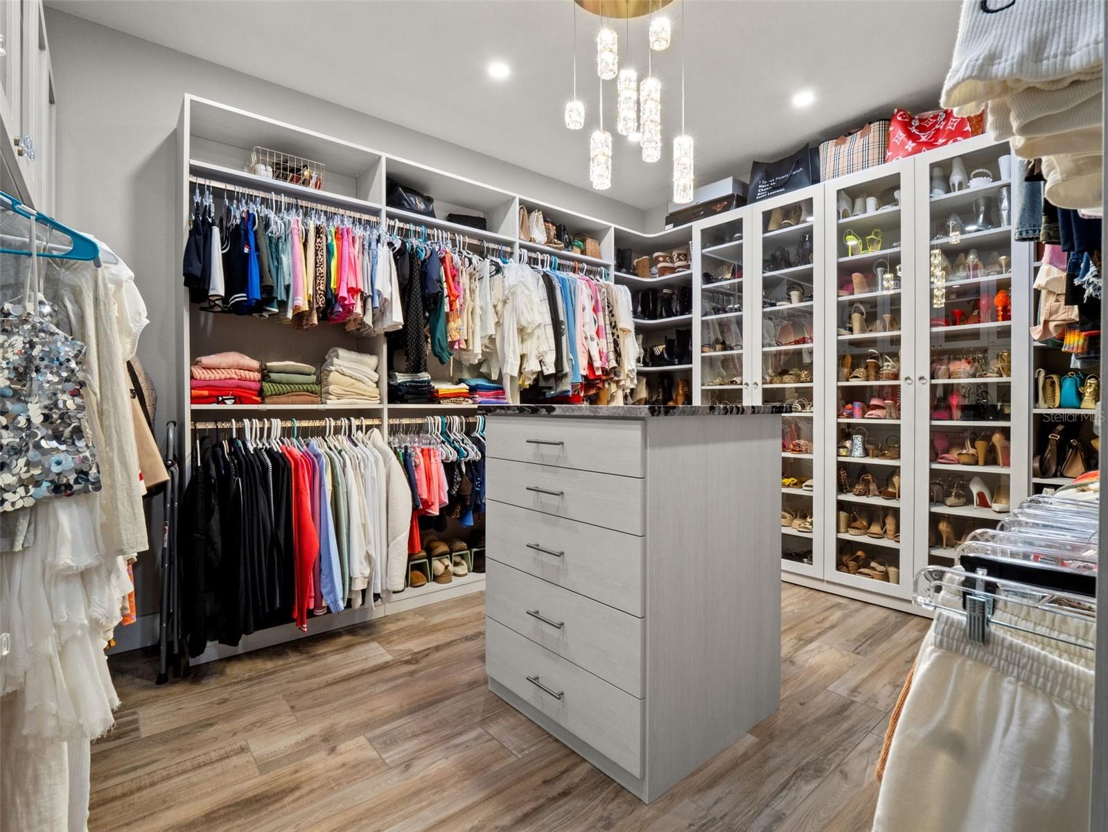 YACHT CLUB ISLAND ESTATE - Residential