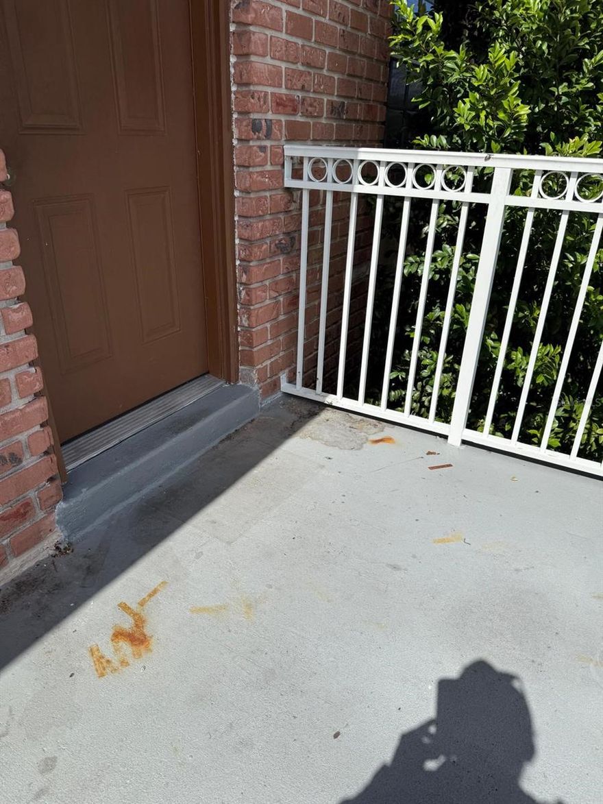 Spacious 1/1 Carrington Park Condo; New community. Great amenities, pools, gym & club house. Close to Winter Park, Downtown Orlando & schools. The unit is in excellent condition. Floor and kitchen renovated. New air conditioning.