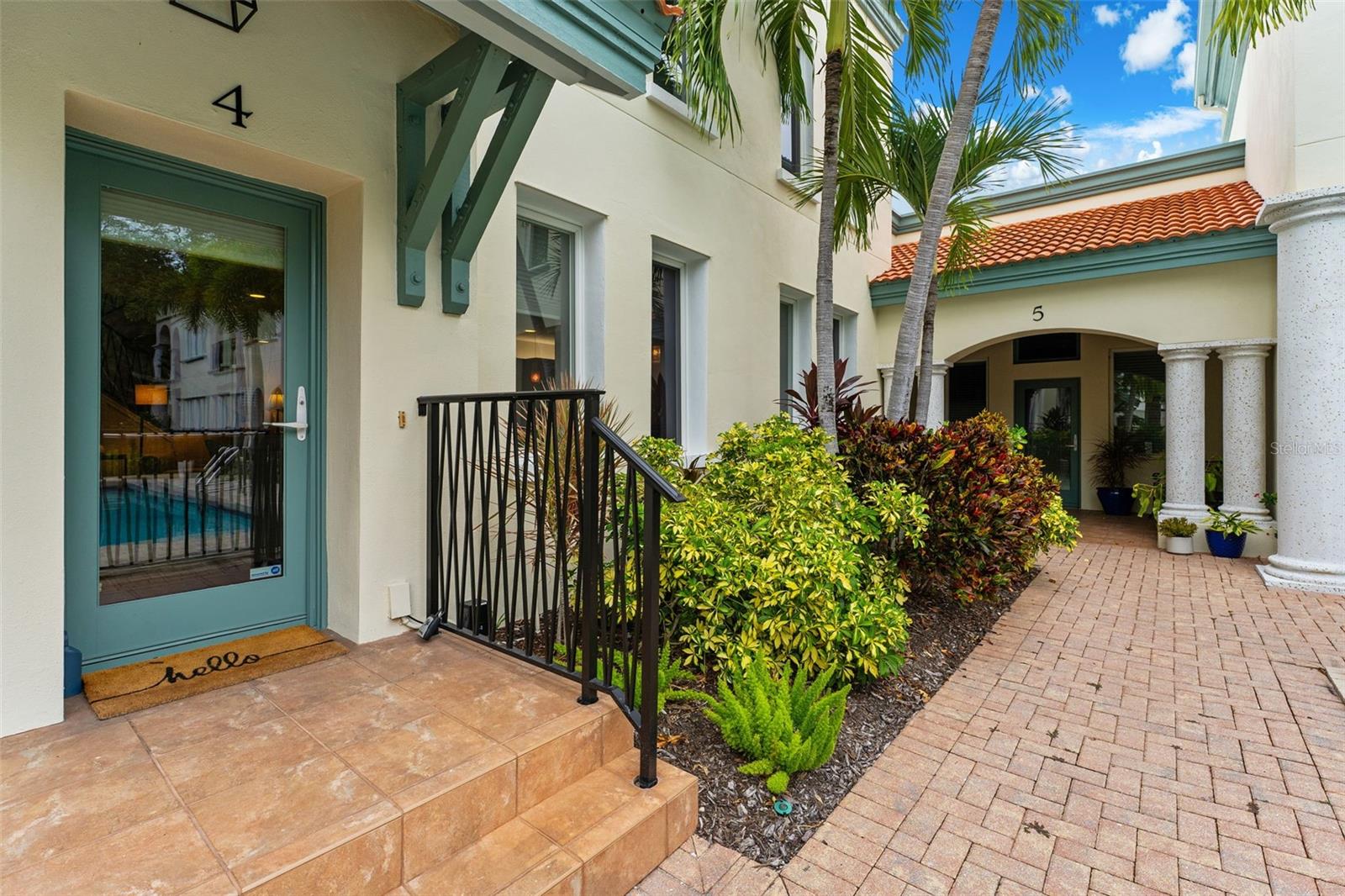 1685 LAUREL STREET 4