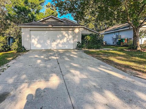 Photo of 704 Kenmoore Court, Eustis, FL 32726 (MLS # G5100236) Photo of 704 Kenmoore Court, Eustis, FL 32726 (MLS # G5100236)