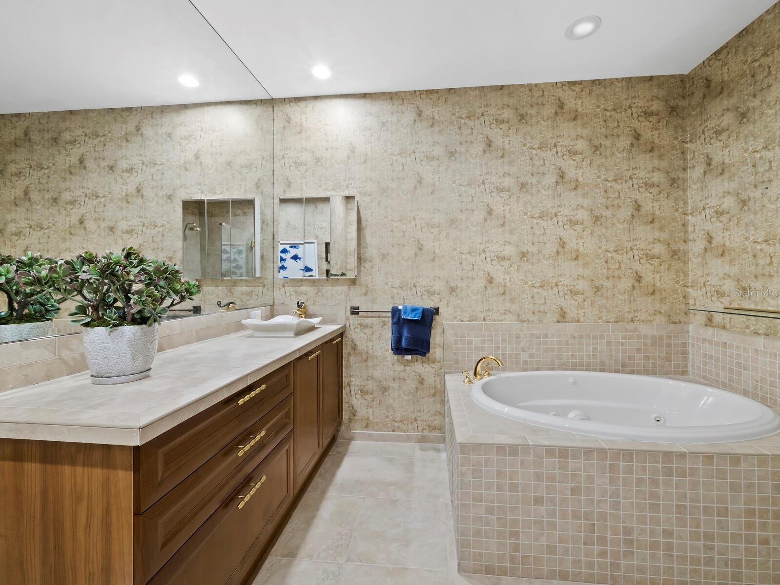 PLAZA AT 05 POINTS RESIDENCES - Residential