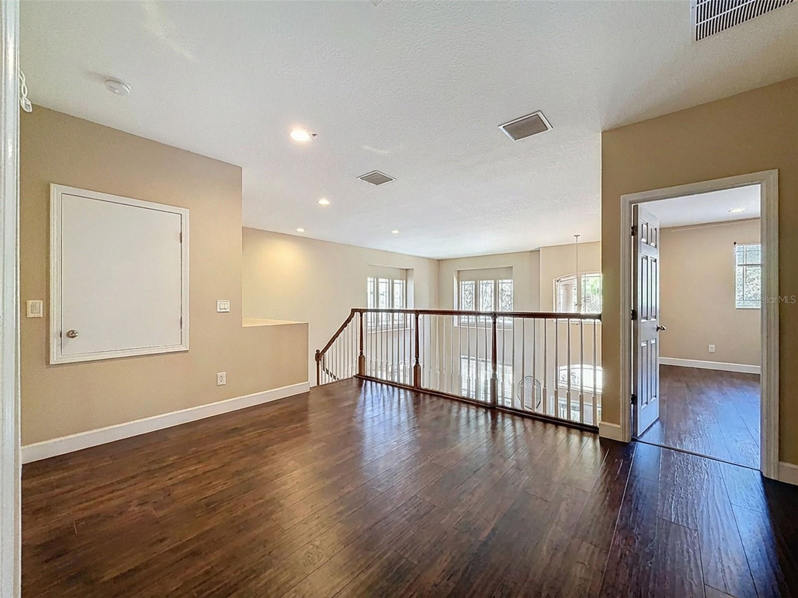 WATERS EDGE 01 - Residential