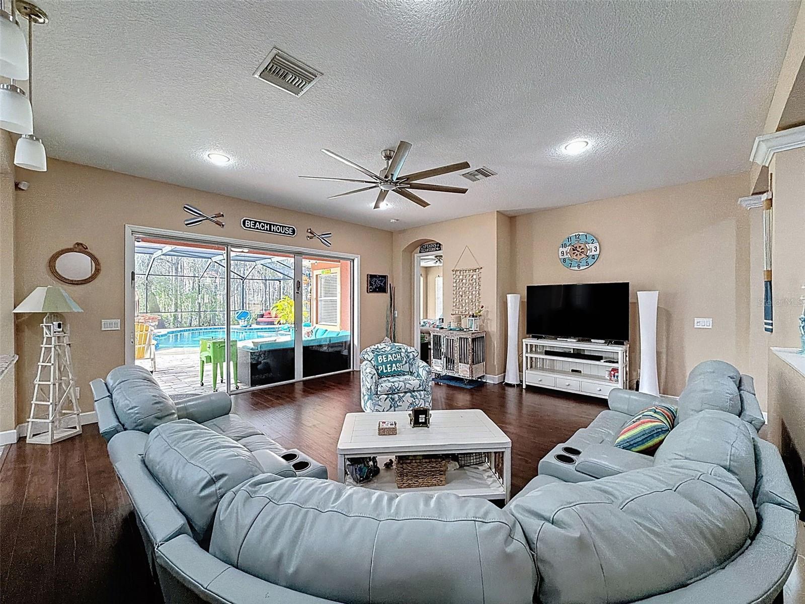 WATERS EDGE 01 - Residential