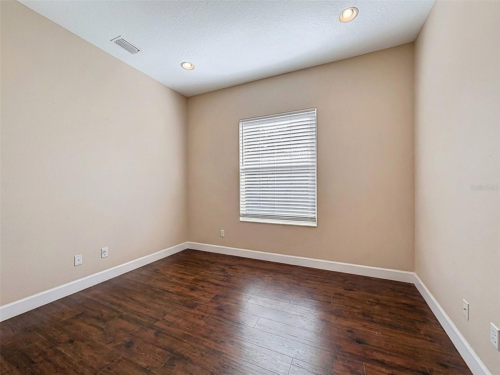 WATERS EDGE 01 - Residential