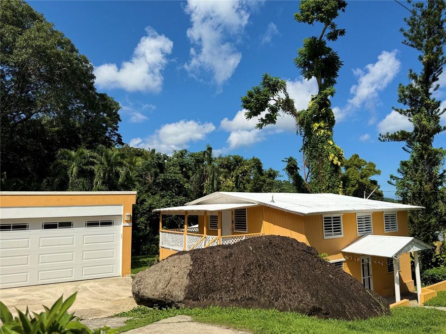 Your Front Door Awaits – Your New Oasis in El Yunque! Welcome to your cozy retreat in the heart of El Yunque National Forest, where nature embraces you at every step. This charming property features walkways and stone steps leading to a natural spring (ojo de agua) and a brick-and-concrete BBQ area, perfect for outdoor gatherings or peaceful relaxation. Surround yourself with lush greenery, fresh mountain air, and total tranquility — yet remain just minutes from top attractions: 2 minutes to El Portal del Yunque 2 minutes to Rainforest Zipline & Hacienda Carabalí 5 minutes to beautiful beaches Near restaurants, hotels, and supermarkets Enjoy the best of both worlds — privacy and accessibility — in Puerto Rico’s scenic east coast. Includes double garage and electric gate. Discover a dream land where nature and comfort meet.