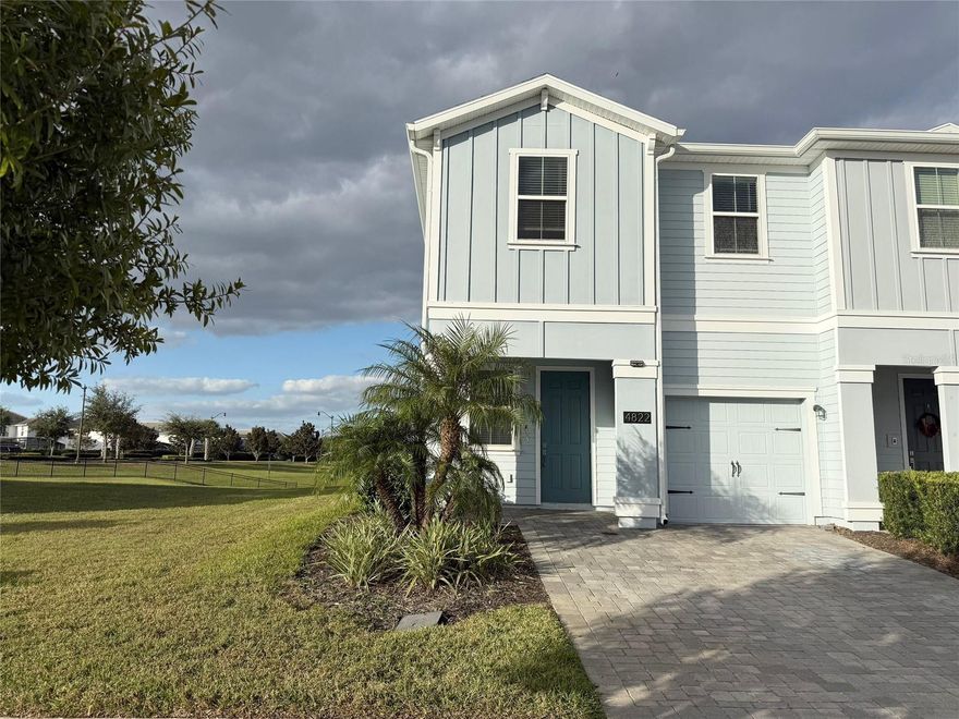 Brand new beautiful corner lot townhouse with a huge water view in the rear. 3 bedrooms and 2.5 bathrooms. Big living room upstairs and downstairs in the storey lake community, 15 mins away to Disney park. Internet and cable including in rent, resort style pool, waterslide, fitness center, playground. Income 3 times rent, no eviction, no smoke