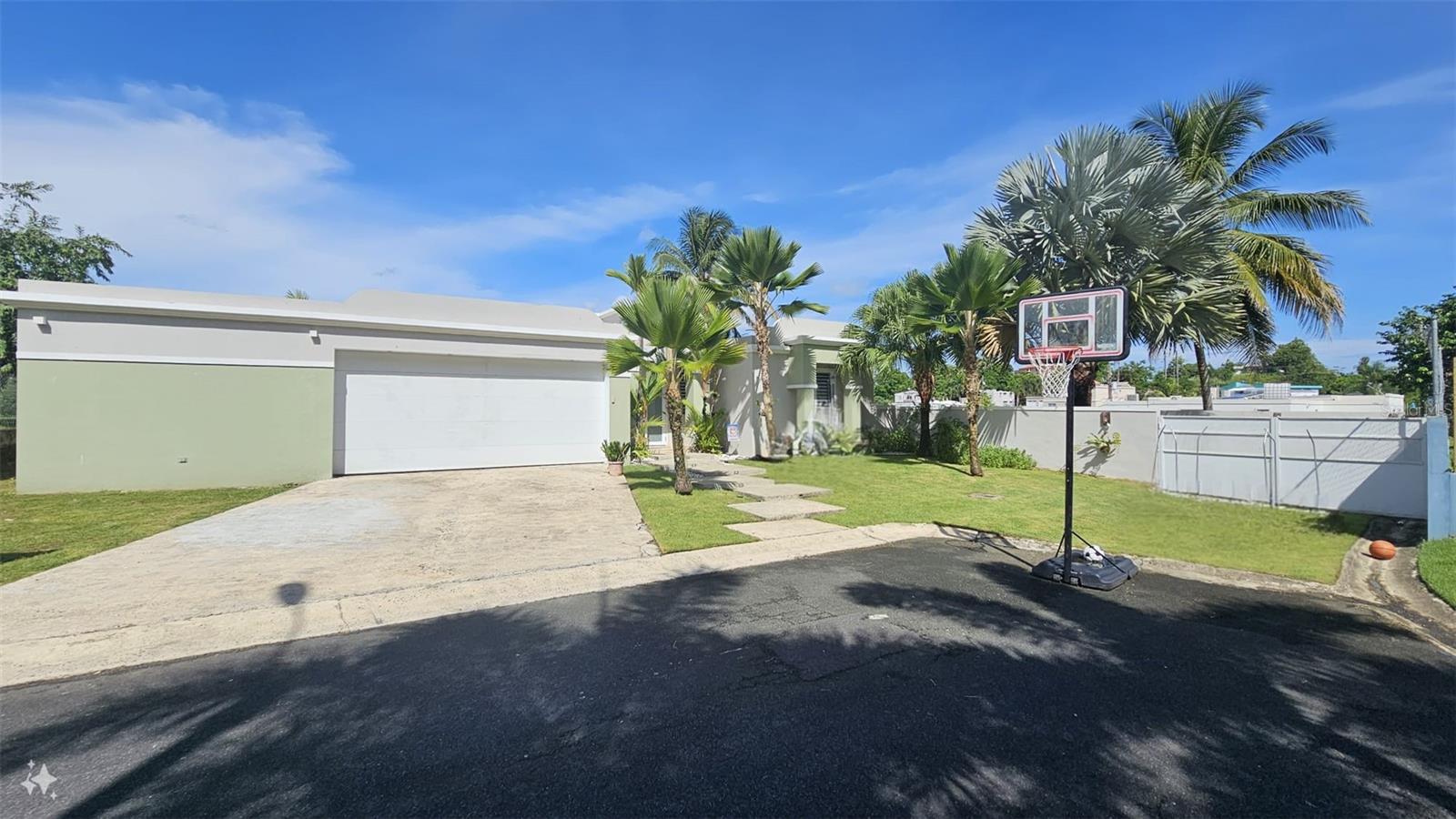 Unique opportunity! Beautiful property for sale in an exclusive gated community with limited residences, ideal for those seeking a tranquil and secure environment. This house features 3 comfortable bedrooms, 2.5 bathrooms, all equiped with air conditioning.
Built in 2007, property with 1,678 square feet of living space and sits on a spacious 1,068 square meter lot. It stands out with its solar panels, providing an eco-friendly and cost-effective energy solution.
There is a large room previously used as a movie theater, which requires some repairs, offerfing a perfect opportunity to costumize it to your needs. The house also includes a double carport, an office area, laundry space and a covered terrace.
The beautiful fenced backyard is an ideal space for family recreation. Don't miss the chance to acquire this wonderful property!