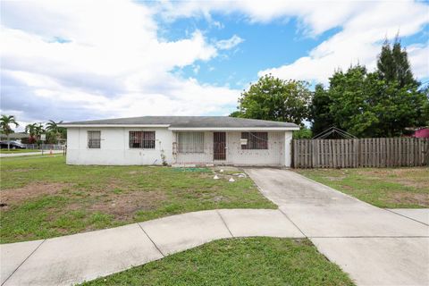 Photo of 810 S Swinton Avenue, Delray Beach, FL 33444 (MLS # O6352866)