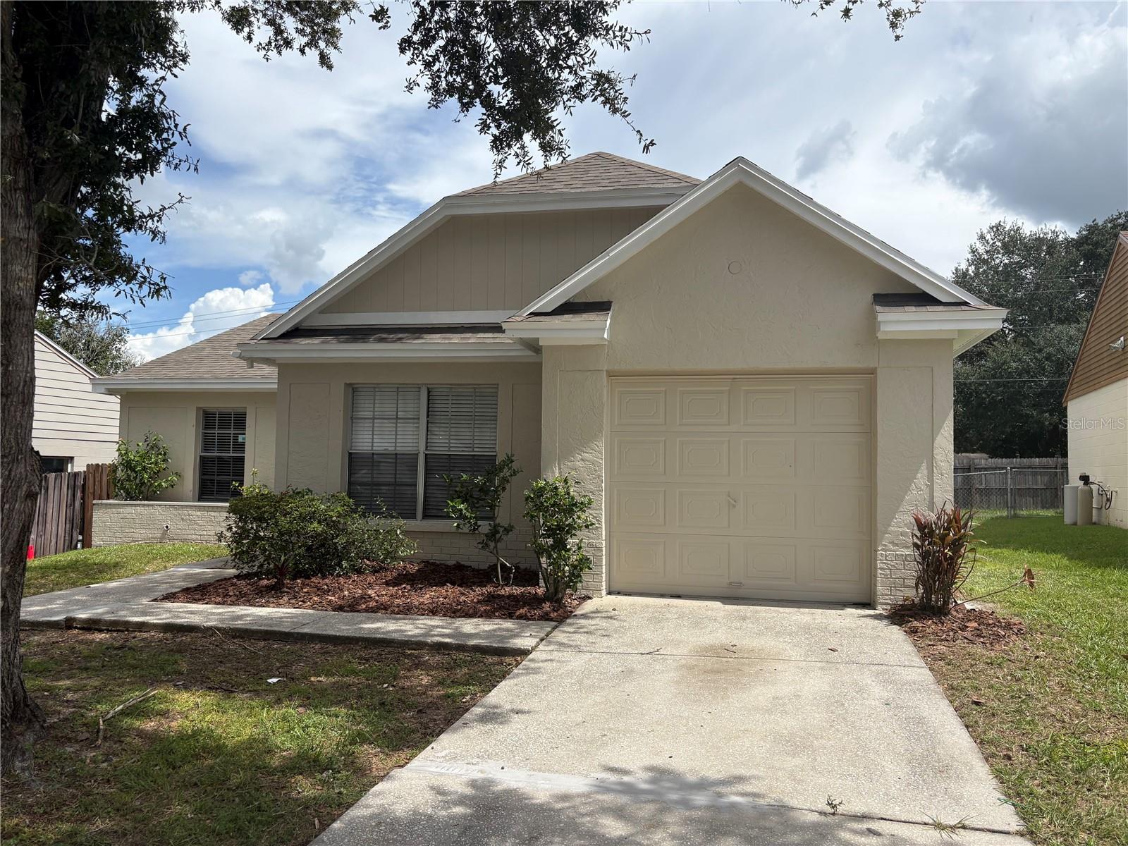 Casas a venda 1 - Jen Dantas 432 REGAL PARK DRIVE