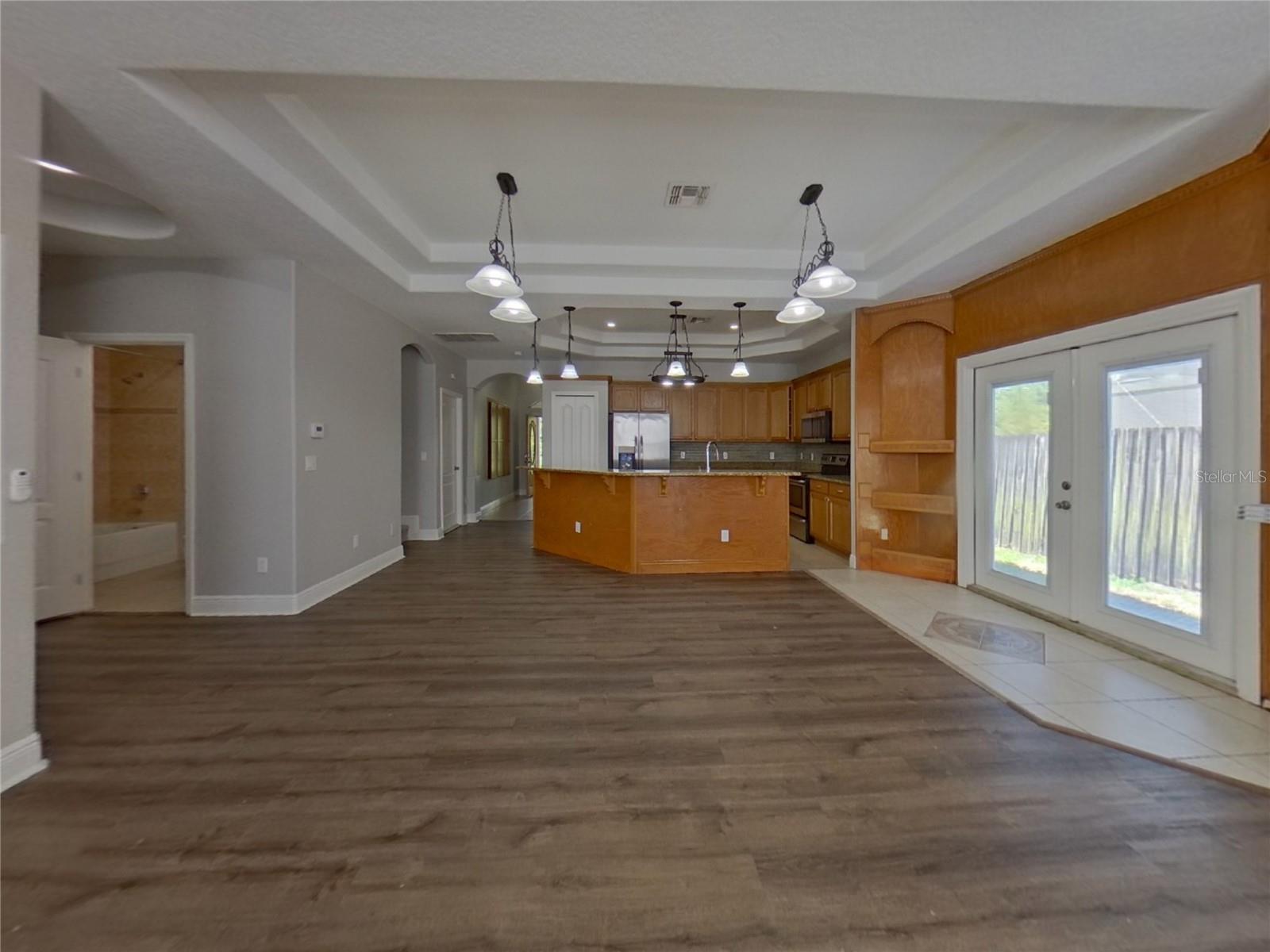 QUEENS MIRROR SOUTH - Residential Lease