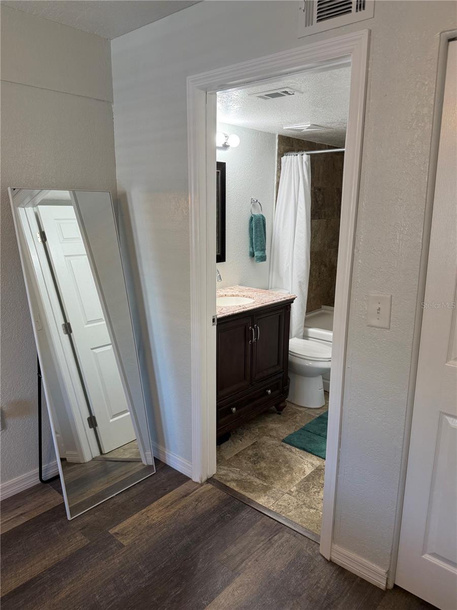 NORTH OAKS CONDO V - Residential