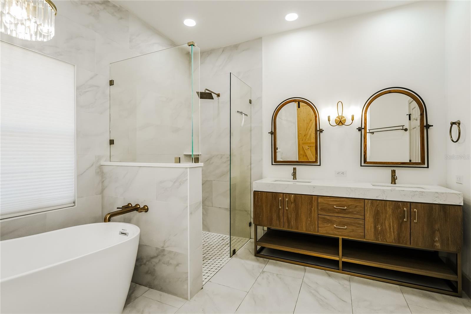 PINE LAKES - Residential