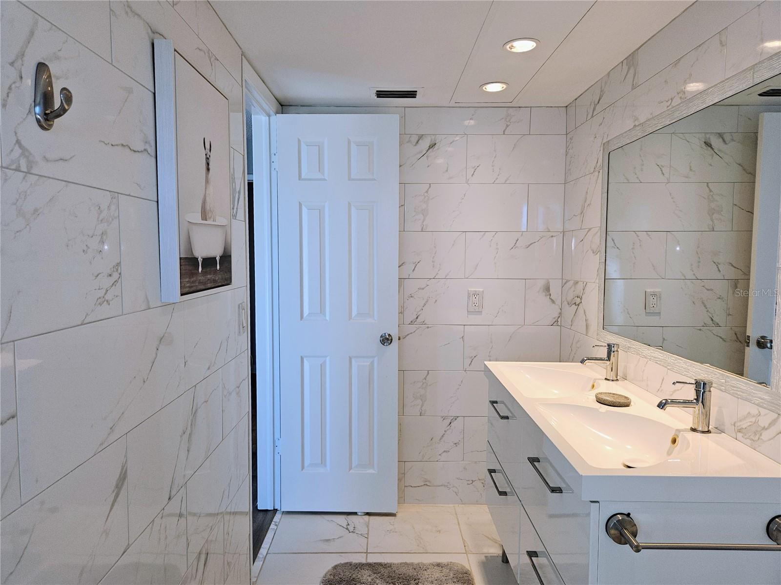 TREASURES OF CAPRI CONDO - Residential Lease