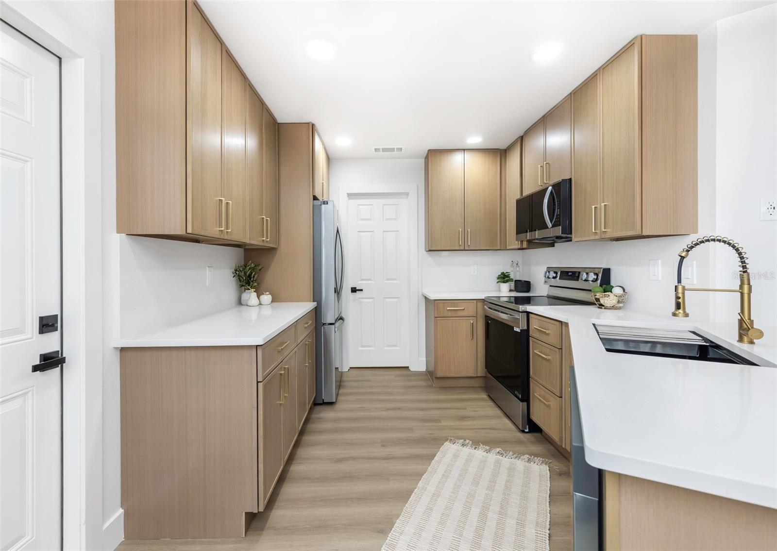 LAKES OF PINE RIDGE THE - Residential