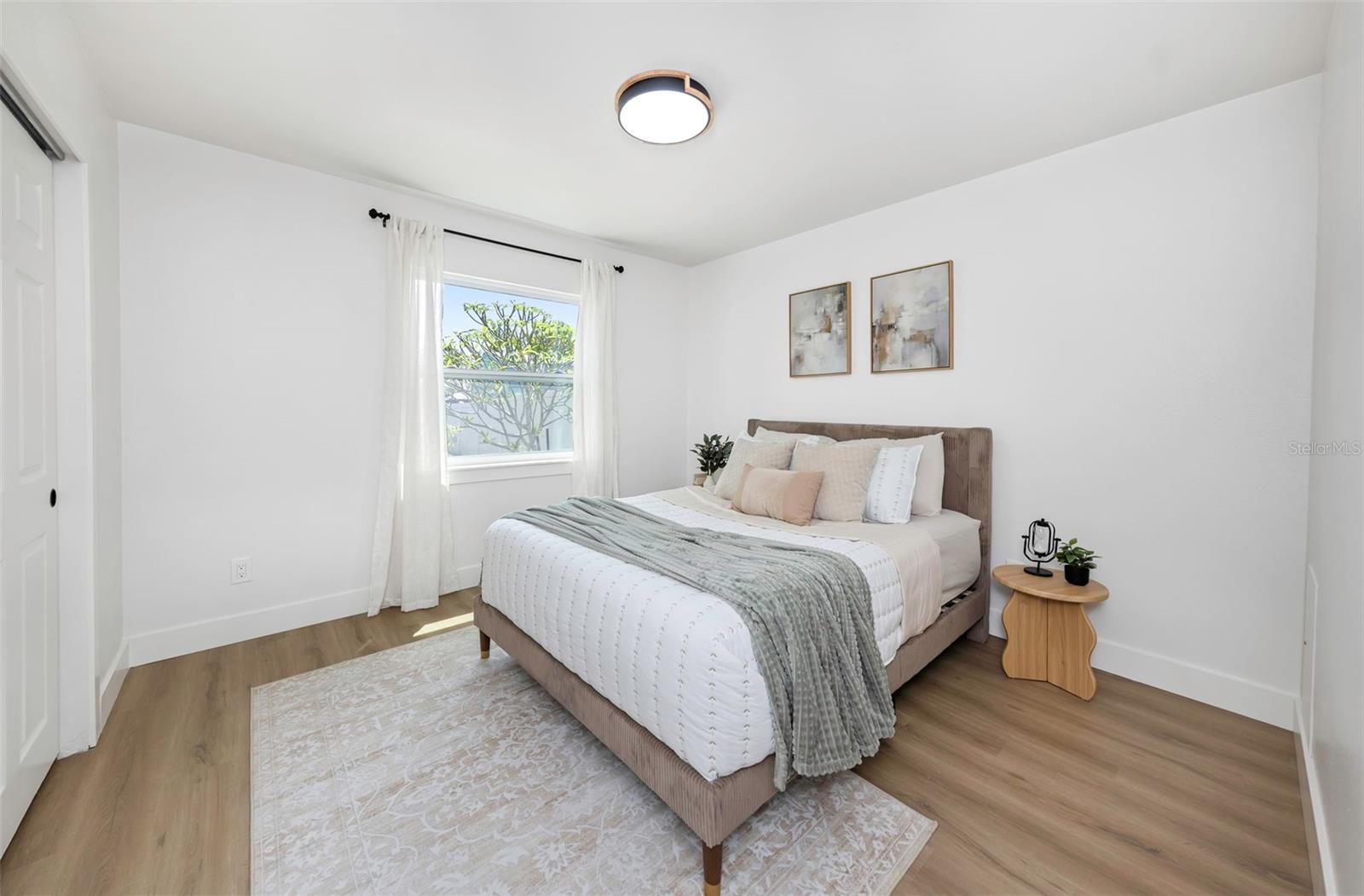 LAKES OF PINE RIDGE THE - Residential