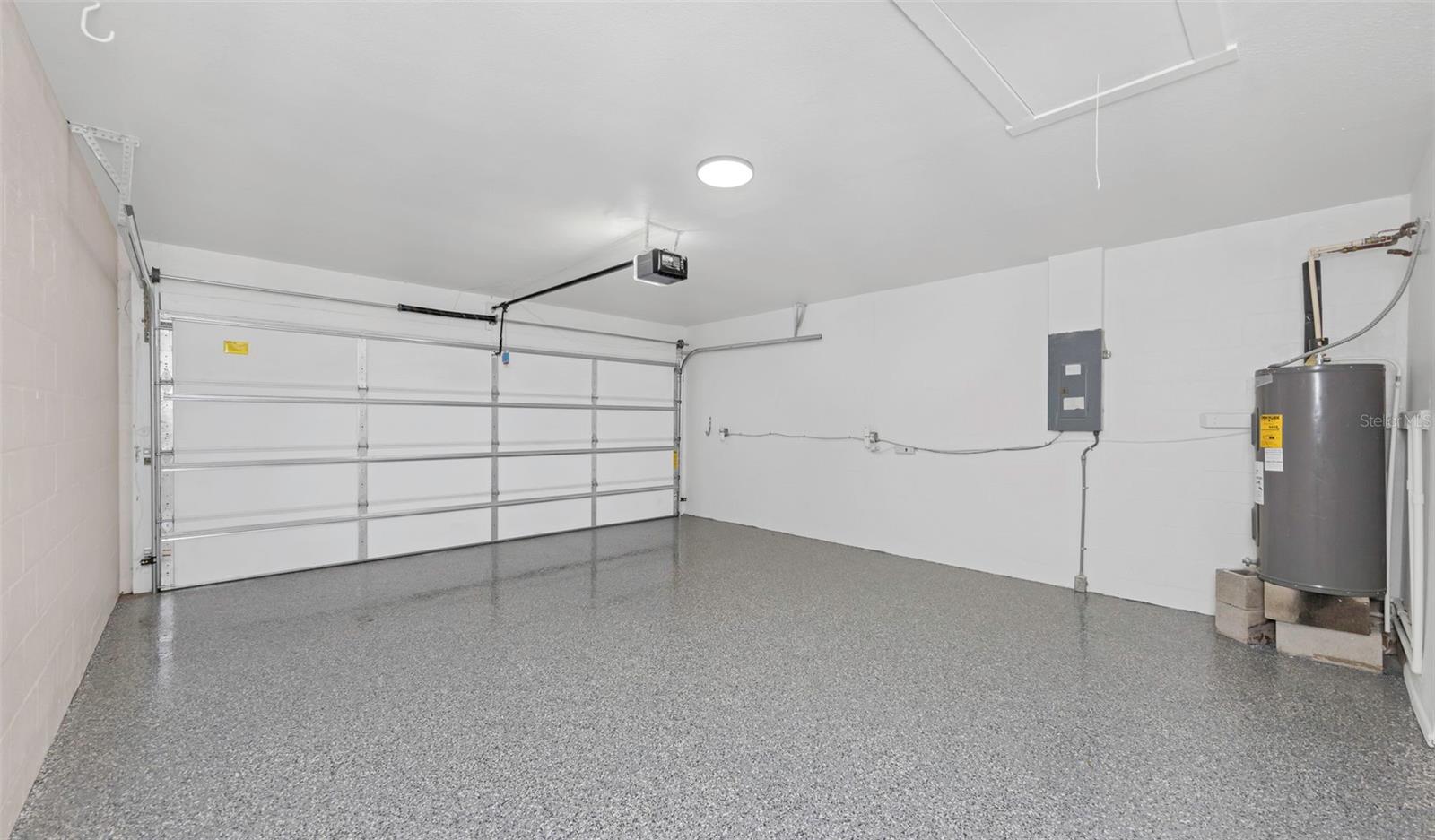 LAKES OF PINE RIDGE THE - Residential