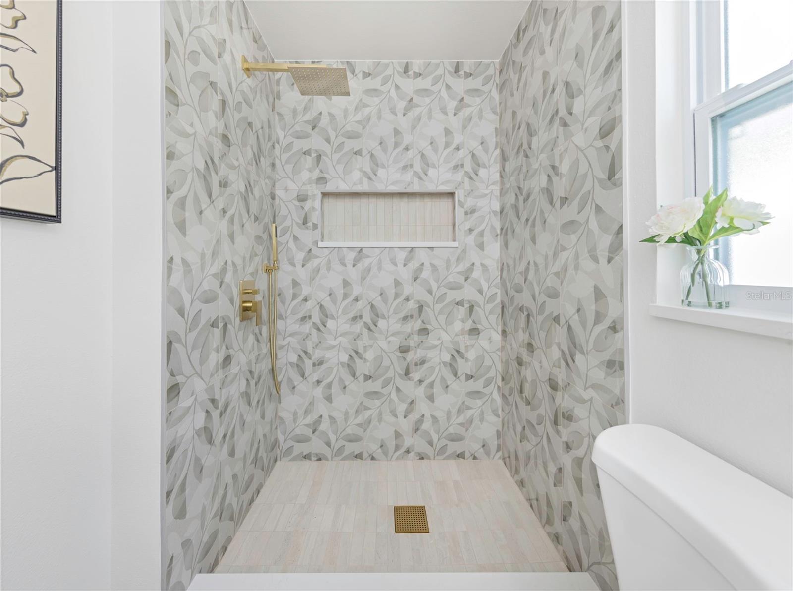 LAKES OF PINE RIDGE THE - Residential