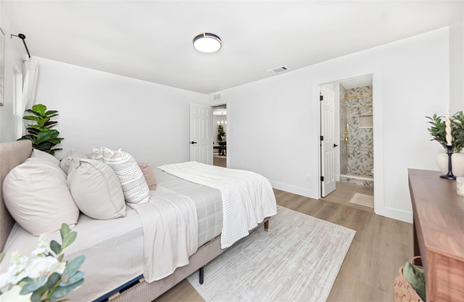 LAKES OF PINE RIDGE THE - Residential