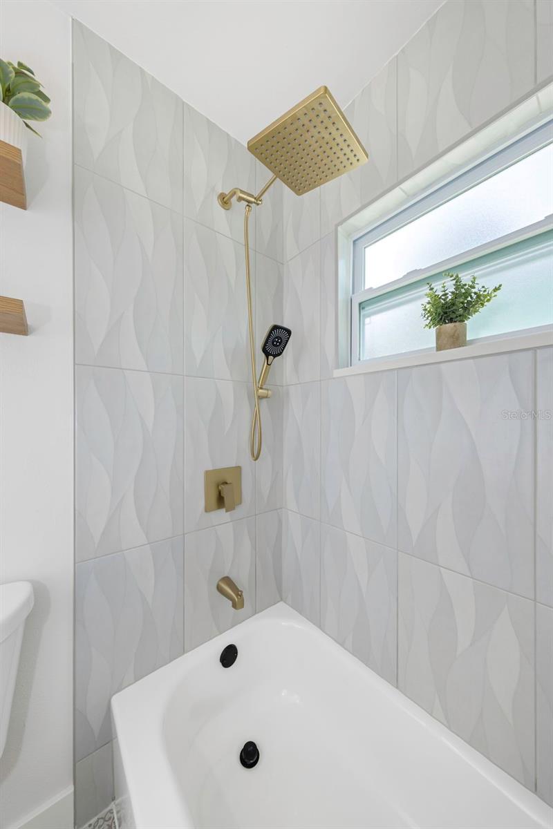 LAKES OF PINE RIDGE THE - Residential