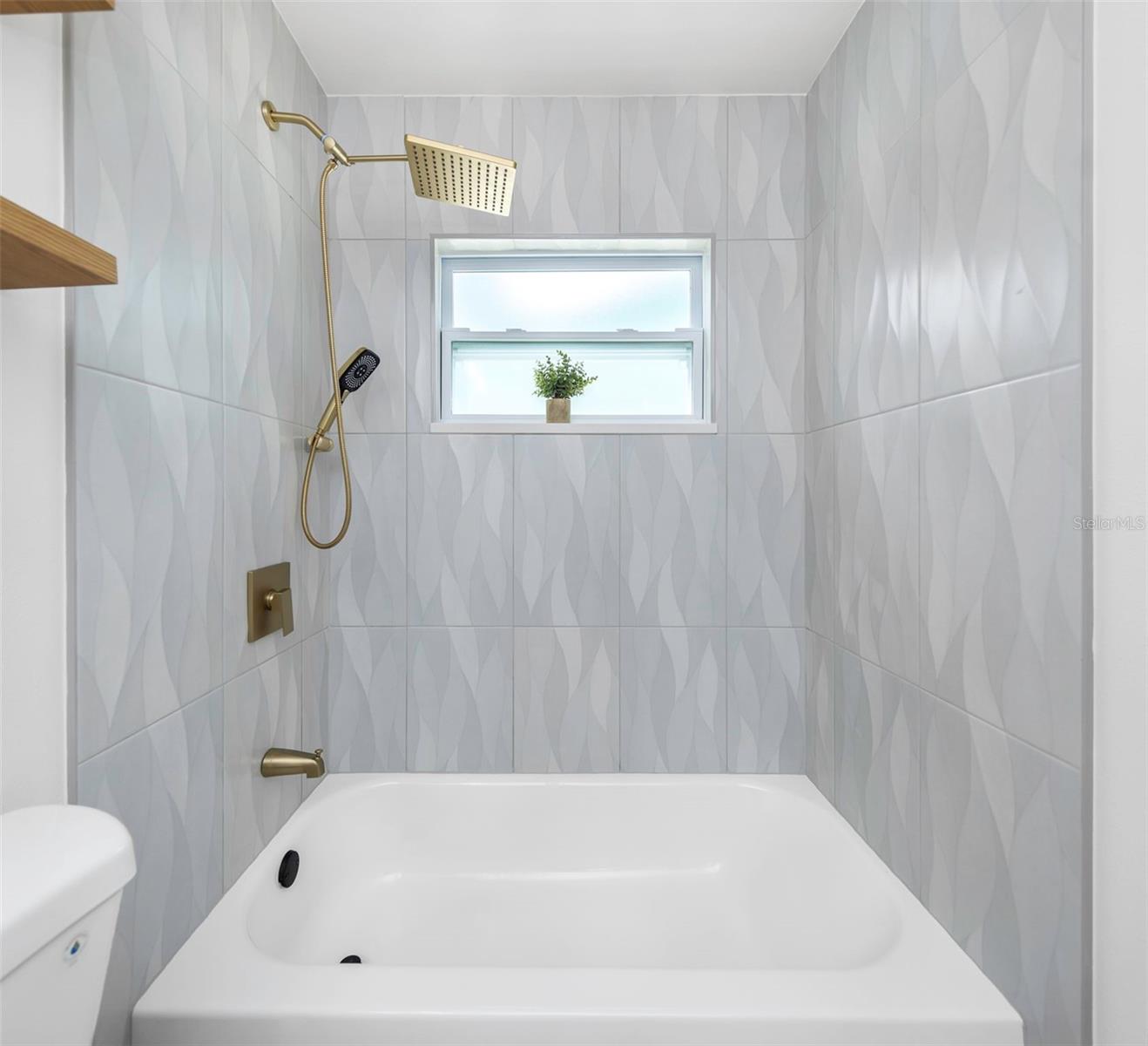 LAKES OF PINE RIDGE THE - Residential