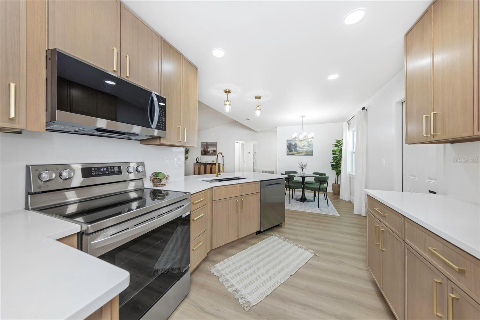 LAKES OF PINE RIDGE THE - Residential