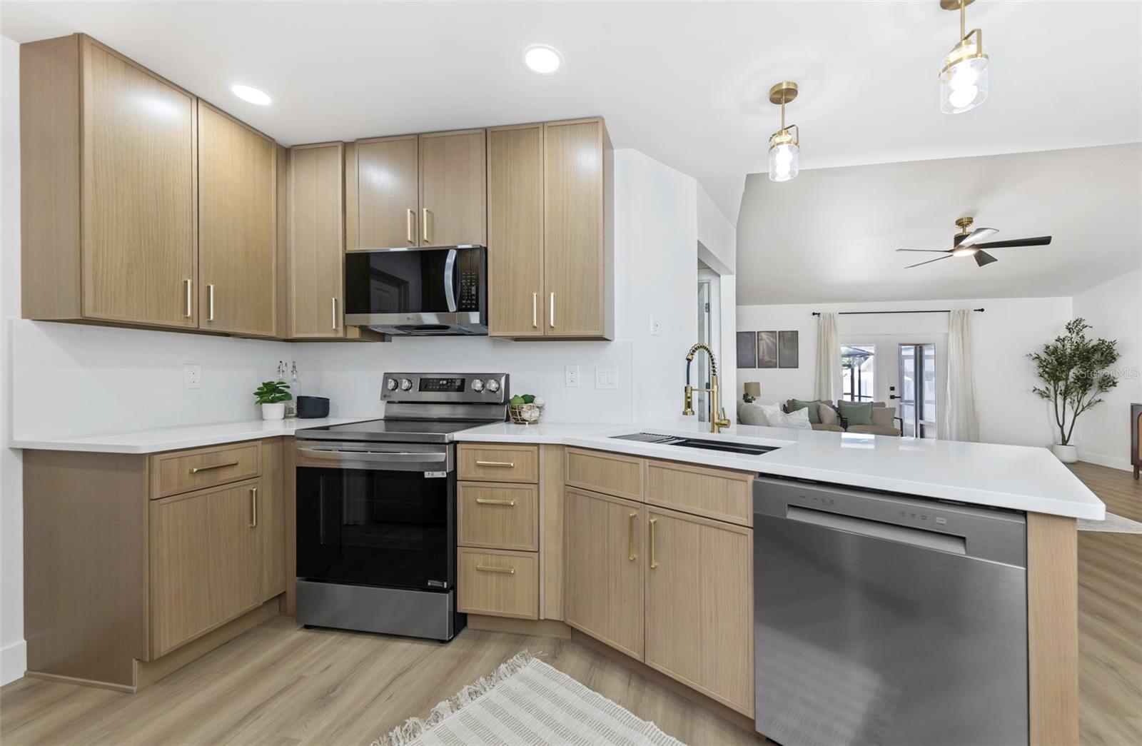 LAKES OF PINE RIDGE THE - Residential